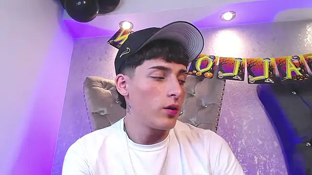 Snapshot of MateoMitchell chatting on 10.18.25 MateoMitchell online show from 10.18.25