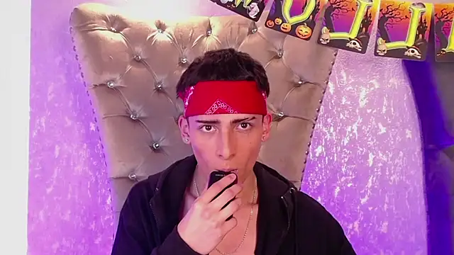 Snapshot of MateoMitchell chatting on 10.19.25 MateoMitchell online show from 10.19.25