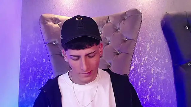 Snapshot of MateoMitchell chatting on 10.22.25 MateoMitchell online show from 10.22.25