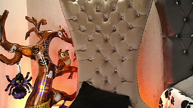 Snapshot of MateoMitchell chatting on 10.28.25 MateoMitchell online show from 10.28.25