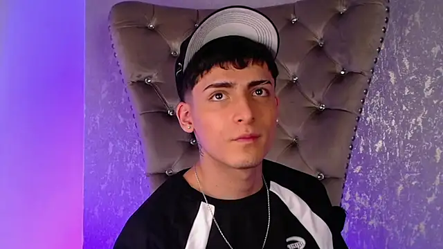 Snapshot of MateoMitchell chatting on 11.04.25 MateoMitchell online show from 11.04.25