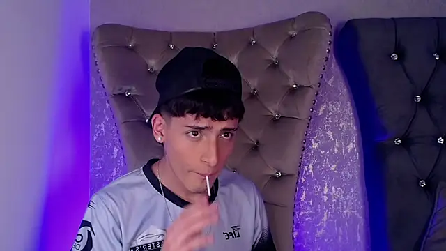 Snapshot of MateoMitchell chatting on 11.06.25 MateoMitchell online show from 11.06.25