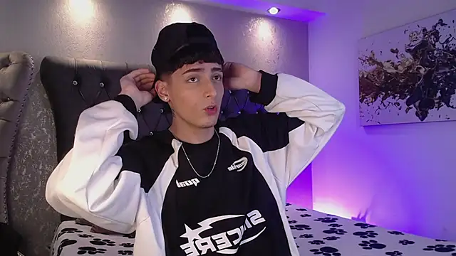 Snapshot of MateoMitchell chatting on 11.07.25 MateoMitchell online show from 11.07.25