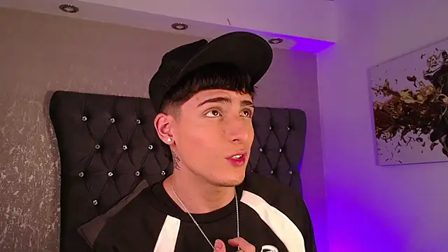 Snapshot of MateoMitchell chatting on 11.08.25 MateoMitchell online show from 11.08.25