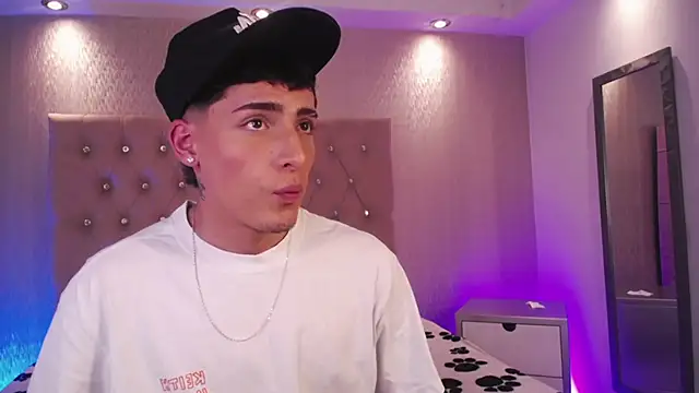 Snapshot of MateoMitchell chatting on 11.11.25 MateoMitchell online show from 11.11.25