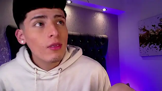 Snapshot of MateoMitchell chatting on 11.12.25 MateoMitchell online show from 11.12.25