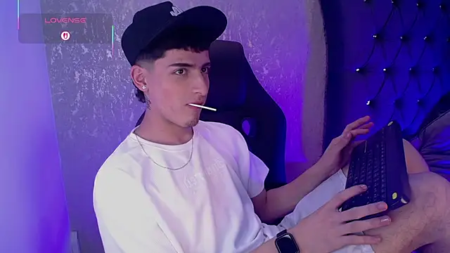 Snapshot of MateoMitchell chatting on 11.13.25 MateoMitchell online show from 11.13.25