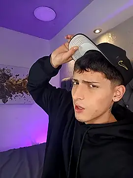 Snapshot of MateoMitchell chatting on 11.15.25 MateoMitchell online show from 11.15.25