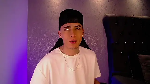 Snapshot of MateoMitchell chatting on 11.17.25 MateoMitchell online show from 11.17.25