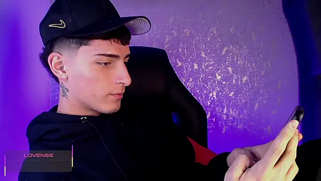 Snapshot of MateoMitchell chatting on 11.18.25 MateoMitchell online show from 11.18.25