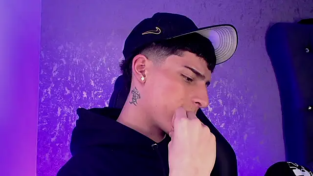 Snapshot of MateoMitchell chatting on 11.21.25 MateoMitchell online show from 11.21.25