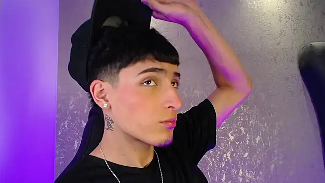 Snapshot of MateoMitchell chatting on 11.26.25 MateoMitchell online show from 11.26.25