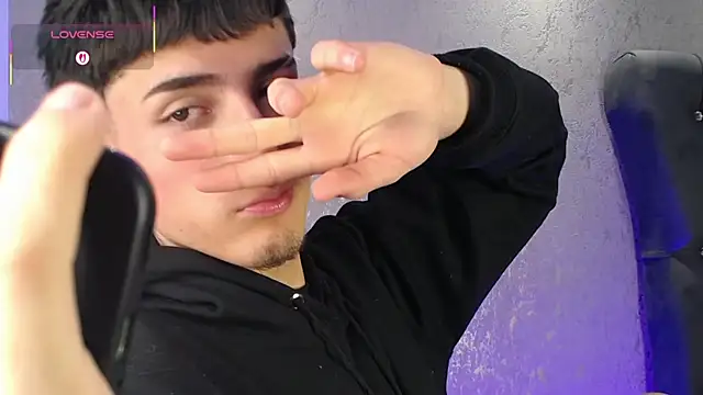 Snapshot of MateoMitchell chatting on 12.01.25 MateoMitchell online show from 12.01.25