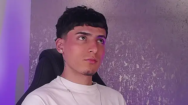 Snapshot of MateoMitchell chatting on 12.03.25 MateoMitchell online show from 12.03.25