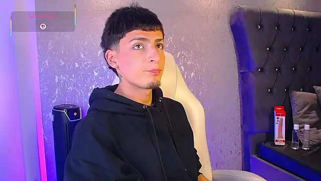 Snapshot of MateoMitchell chatting on 12.18.25 MateoMitchell online show from 12.18.25