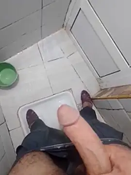 Snapshot of Iuhggikk chatting on 10.31.25 Iuhggikk online show from 10.31.25