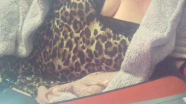 Playful MILF Demi online show from 10.31.25