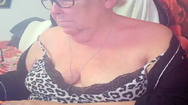 Playful MILF Demi online show from 04.25.26