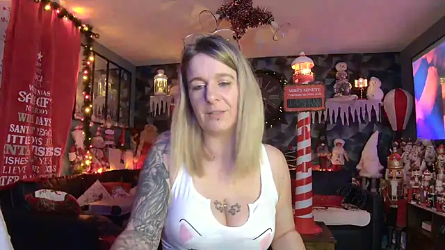 Snapshot of Delichieuse5 chatting on 12.18.25 Delichieuse5 online show from 12.18.25