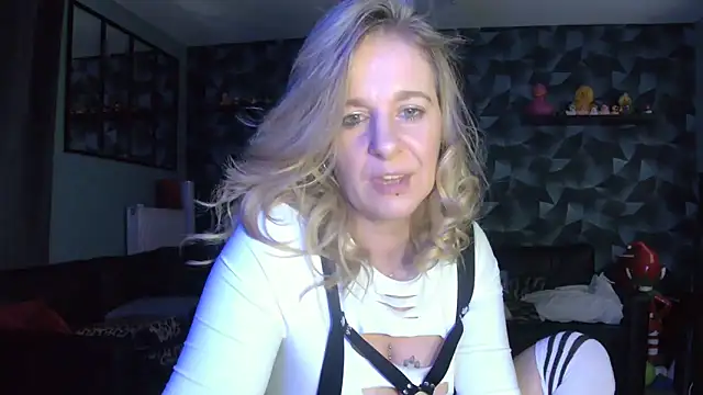 Snapshot of Delichieuse5 chatting on 02.10.26 Delichieuse5 online show from 02.10.26