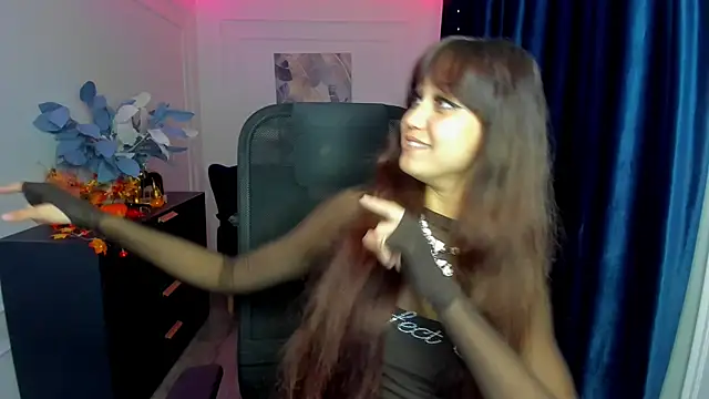 Snapshot of TiffanyYounge chatting on 10.25.25 TiffanyYounge online show from 10.25.25