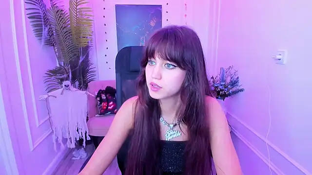 Snapshot of TiffanyYounge chatting on 10.27.25 TiffanyYounge online show from 10.27.25