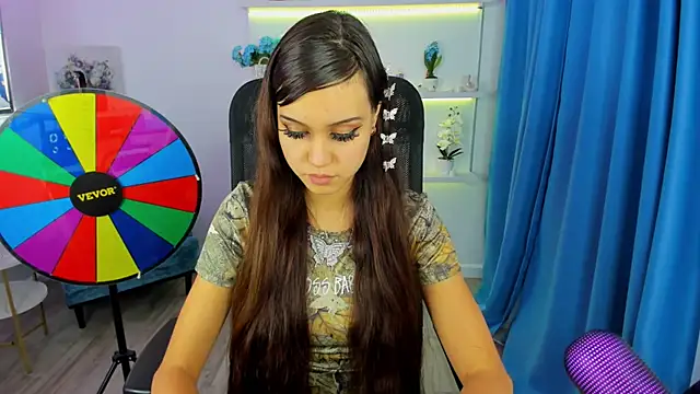 Snapshot of TiffanyYounge chatting on 11.12.25 TiffanyYounge online show from 11.12.25