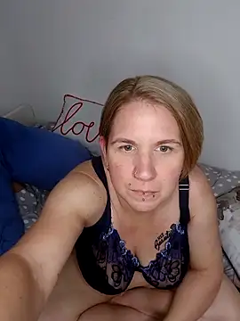 Snapshot of LaceyWestxx chatting on 10.25.25 LaceyWestxx online show from 10.25.25