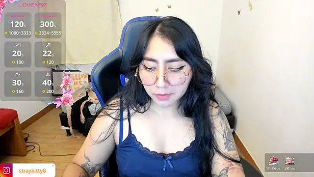 Snapshot of LoveLyy- chatting on 12.16.25 LoveLyy- online show from 12.16.25