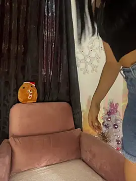 Snapshot of AlannaDollx chatting on 12.20.25 AlannaDollx online show from 12.20.25