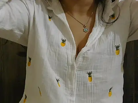 Snapshot of Hot_Meadow chatting on 11.08.25 Hot Meadow online show from 11.08.25