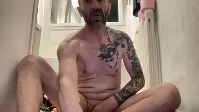 Snapshot of slave44nantes chatting on 12.16.25 slave44nantes online show from 12.16.25