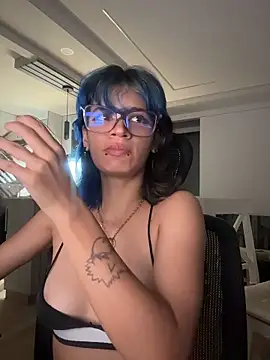 Snapshot of sukulaurens chatting on 05.19.26 sukulaurens online show from 05.19.26
