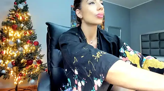 Alesyamuscledollxh online show from 12.18.24