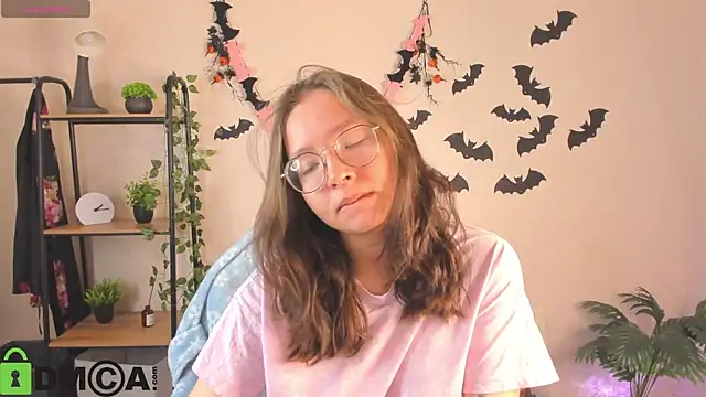 Nuura Moore online show from 11.03.25