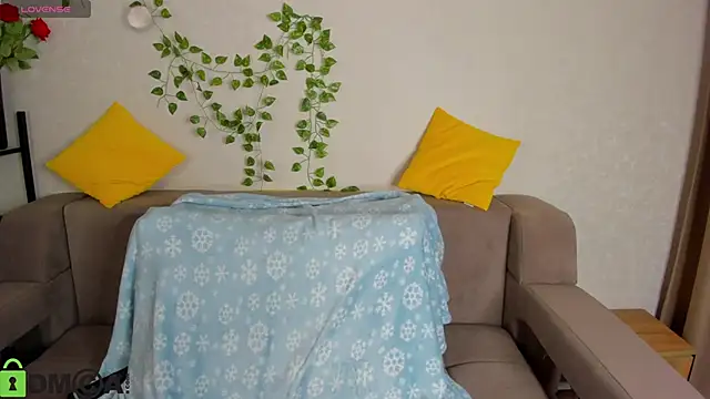 Nuura Moore online show from 12.05.25