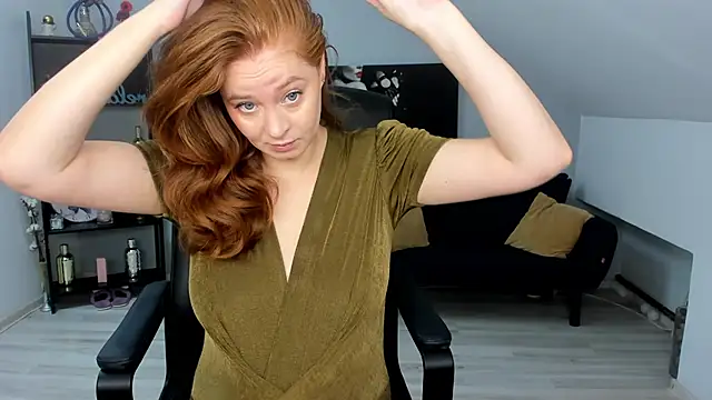 Snapshot of AlexaDucasse chatting on 10.08.25 AlexaDucasse online show from 10.08.25