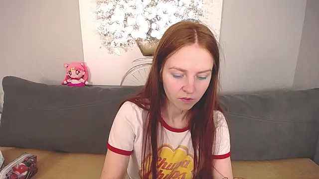 Snapshot of Evarey_ chatting on 10.14.25 Evarey online show from 10.14.25