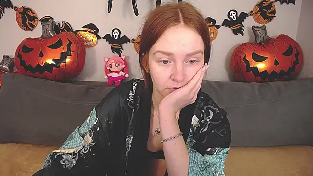 Snapshot of Evarey_ chatting on 10.24.25 Evarey online show from 10.24.25