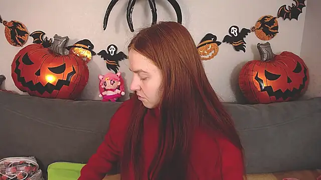 Snapshot of Evarey_ chatting on 10.25.25 Evarey online show from 10.25.25