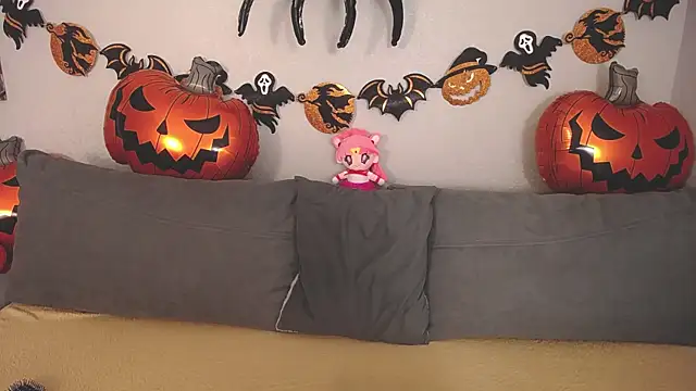 Snapshot of Evarey_ chatting on 10.28.25 Evarey online show from 10.28.25