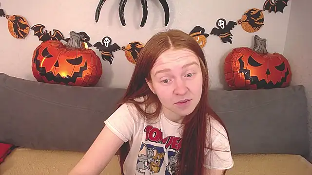 Snapshot of Evarey_ chatting on 10.30.25 Evarey online show from 10.30.25