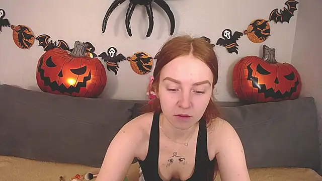 Snapshot of Evarey_ chatting on 10.31.25 Evarey online show from 10.31.25