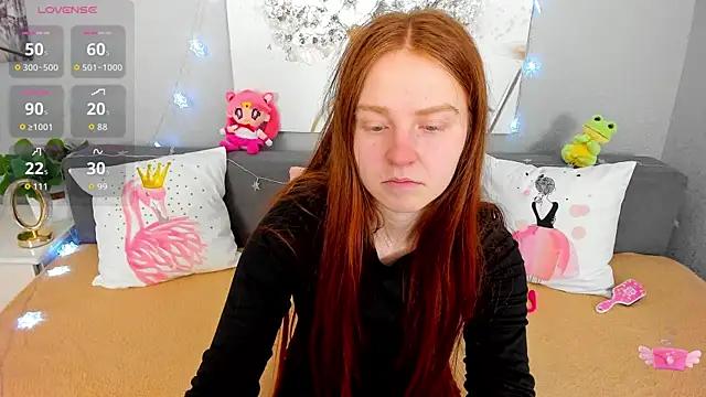 Snapshot of Evarey_ chatting on 12.18.25 Evarey online show from 12.18.25