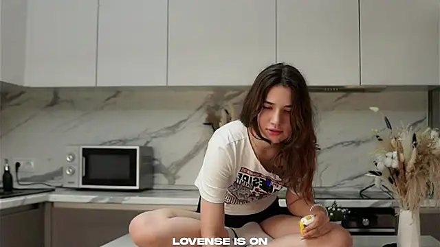 Snapshot of AmmieGerber chatting on 10.28.25 AmmieGerber online show from 10.28.25