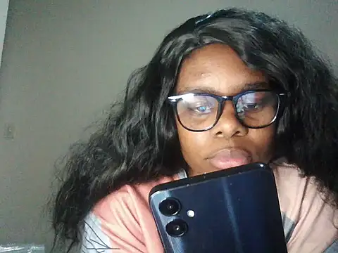 Snapshot of Hot_Yolanda chatting on 10.06.25 Hot Yolanda online show from 10.06.25