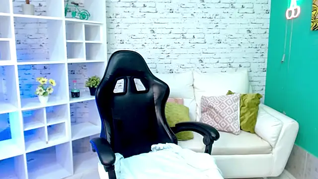 hannahjackson  online show from 11.06.25