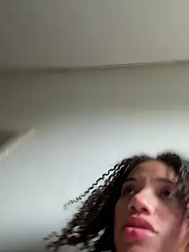 Snapshot of Bombomziin chatting on 10.28.25 Bombomziin online show from 10.28.25