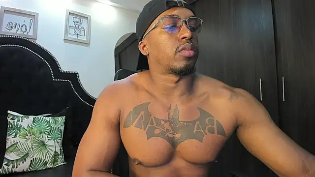 Snapshot of DenzelRios chatting on 11.08.25 DenzelRios online show from 11.08.25