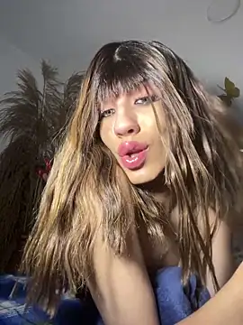 Snapshot of SiaraRealist chatting on 12.19.25 SiaraRealist online show from 12.19.25